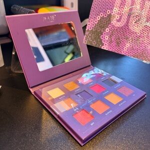 NWT MAKEUP GIRLS NIGHT OUT VIBRANT EYE SHADOW PALETTE